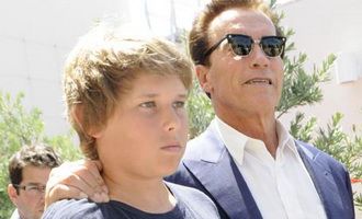 Arnold Schwarzenegger  si fiul lui mai mic, impreuna la frizer!