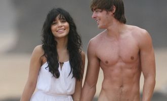 Zac Efron, fara Vanessa Hudgens, cu stripteuzele in brate!