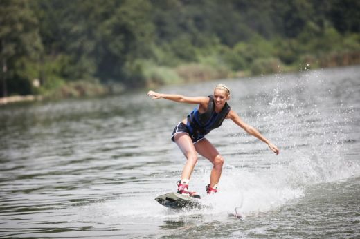 Diana Dumitrescu practica wakeboarding-ul