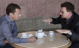 Bono, liderul trupei U2, tete a tete cu presedintele rus Dmitri Medvedev