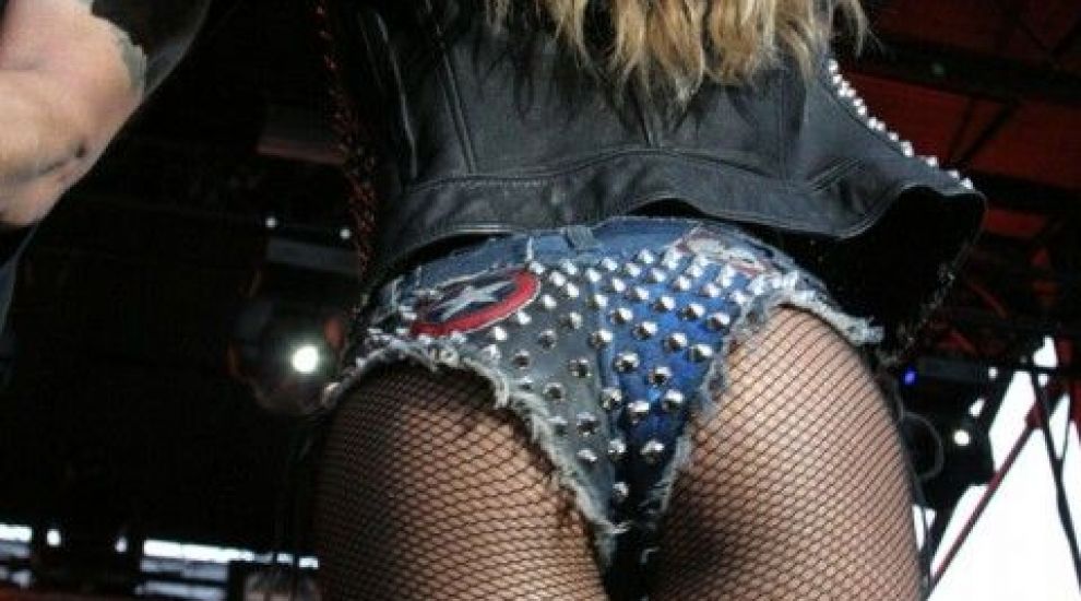 Fergie are un fundulet sexy, pe care l-a fatait la un concert pe langa Slash! FOTO