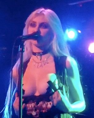 
	Taylor Momsen si-a aratat sanii in timpul unui concert FOTO!
