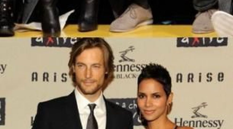 
	Ex-iubitul lui Halle Berry o place pe Kim Kardashian! Oare cat de profund? FOTO
