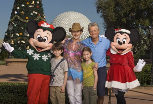 
	Clanul Douglas, la Disneyworld de Ziua Recunostintei! Uite ce bine arata Michael Douglas!
