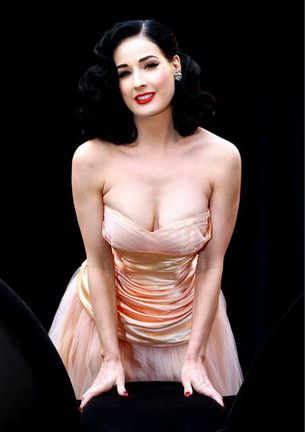 
	Ghiceste ai cui sunt sanii super sexy din imagine! UPDATE: Raspuncul corect este Dita Von Teese!
