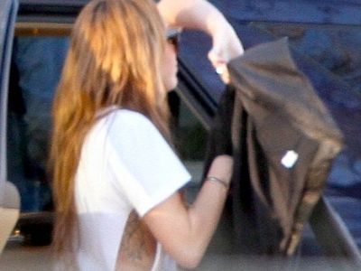 
	Miley Cyrus continua sa fie rebela si isi face un nou tatuaj! FOTO
