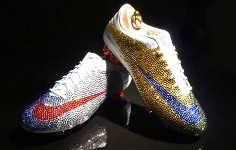 
	<span style="color: rgb(255, 0, 0);">FOTO SENZATIE! </span>Ce pusti e mai tare ca Messi si CR7: E singurul jucator din lume care are ghete cu cristale Swarovski!
