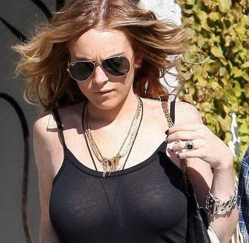 
	Lindsay Lohan si-a uitat sutienul acasa! FOTO
