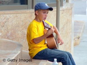 
	FOTO EXCLUSIV! Vezi poze cu Justin Bieber pe vremea cand canta pe strada pentru bani!
