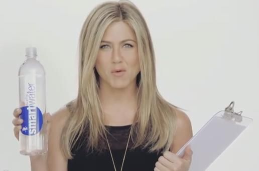 
	<span style="color:#f00;">Sex-tape</span> cu Jennifer Aniston! Vezi cum vinde actrita o sticla de apa! VIDEO
