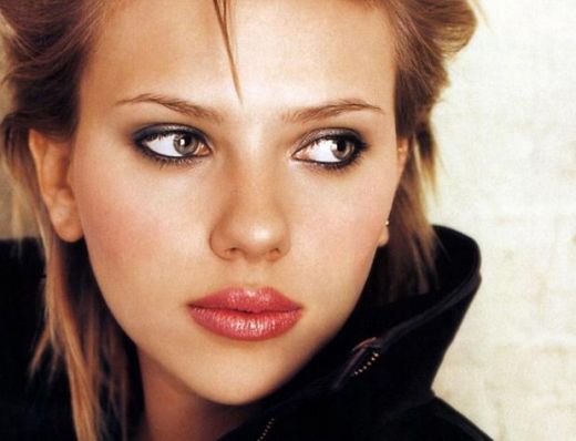 
	Ghiceste ale cui sunt buzele sexy! UPDATE: Ati ghicit raspunsul corect - Scarlett Johansson
