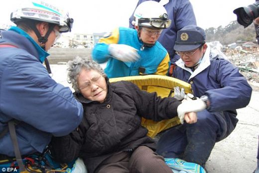 
	O femeie si nepotul ei de 16 ani, gasiti sub daramaturi in Japonia, la 9 zile dupa tsunami!
