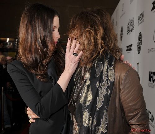 
	Steven Tyler se saruta cu fiica sa pe covorul rosu! Scandalos sau nu? FOTO
