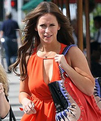 
	Jennifer Love Hewitt, spaima fashionistelor! Vezi cat de prost isi alege hainele! FOTO
