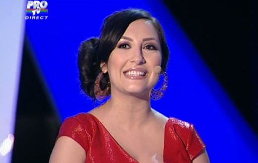 
	Lady in red: Andra, fermecatoare la cea de-a patra semifinala &quot;Romanii au talent&quot;! FOTO
