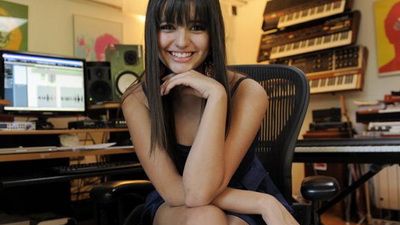 
	Rebecca Black, regina youtube, in studioul de inregistrari! VIDEO
