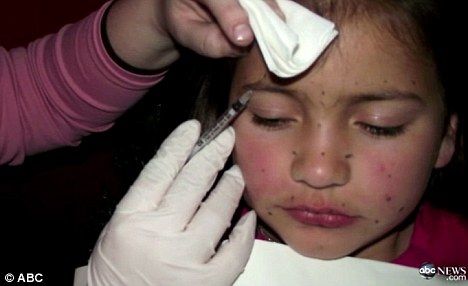 
	REVOLTATOR: O mama ii face fiicei sale de 8 ani injectii cu BOTOX si o epileaza pe picioare!
