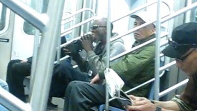 
	<span style="color: rgb(255, 0, 0);">AMUZANT</span>: Barbatul care linge pantofi in metrou! VIDEO
