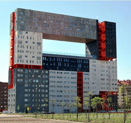 
	Topul celor mai nereusite cladiri. Ai locui in &quot;cladirea-elefant&quot; sau intr-o &quot;minge&quot;? FOTO
