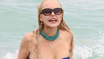 
	Lindsay Lohan a ramas topless fara sa vrea! Uite AICI!
