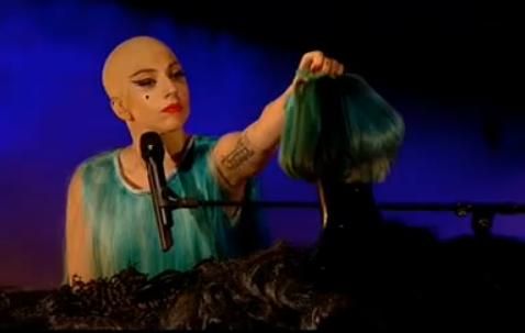 
	<span style="color: rgb(255, 0, 0);">Lady Gaga, CHEALA</span>, si-a socat fanii! Vezi cum a cantat LIVE &ldquo;Hair&rdquo;, cu peruca pe pian!
