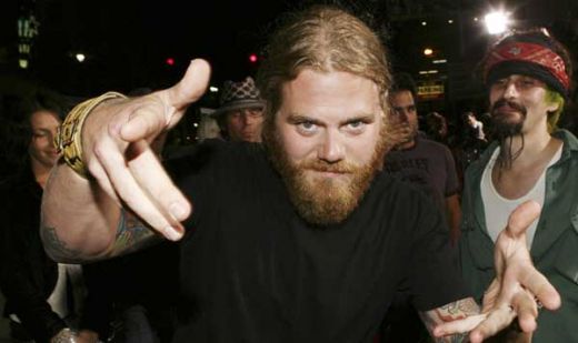 
	<span style="color: rgb(255, 0, 0);">Ryan Dunn de la Jackass </span>a decedat! Vezi ce a facut cu o ora inainte sa moara
