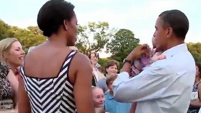 
	Barack Obama, presedintele cu vocatie de babysitter! VIDEO
