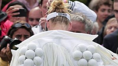 
	<span style="color: rgb(255, 0, 0);">A imbracat-o Lady Gaga!</span> Cum sa joci tenis asa? Vezi FOTO!
