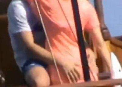 
	<span style="color: rgb(255, 0, 0);">VIDEO&nbsp;</span>/ Scene fierbinti intre Pique si Shakira pe un yacht in Grecia!
