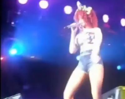 
	Oops, Rihanna in patru labe pe scena dupa o cazatura amuzanta! VIDEO
