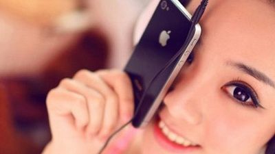 
	O adolescenta din China uimeste lumea. Isi vinde virginitatea pentru un iPhone 4!
