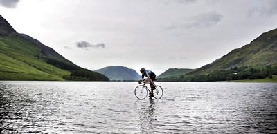 
	Are DOAR 16 ani si merge cu bicicleta pe&nbsp;APA! Crezi ca e REALA poza?
