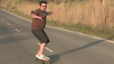 
	Idiotul zilei: Un skateboarder foarte ambitios! Tu ce crezi? VIDEO
