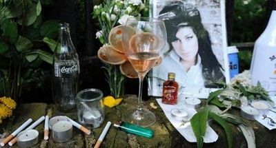 
	Mesajul <span style="color: rgb(255, 0, 0);">EMOTIONANT </span>al tatalui cantaretei Amy Winehouse catre un fan! <span style="color: rgb(255, 0, 0);">VIDEO</span>
