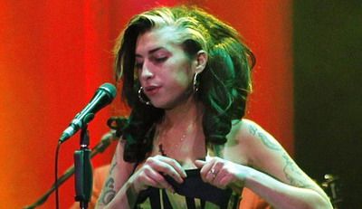 
	Amy Winehouse ar fi cumparat cocaina si heroina de 1.200 de lire cu cateva&nbsp;ORE inainte de a muri! <span style="color: #f00">Vezi filmul evenimentelor:</span>
