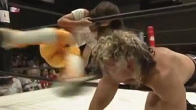 
	O fetita de 9 ani versus wrestlerul Kenny Omega. Vezi cine castiga VIDEO
