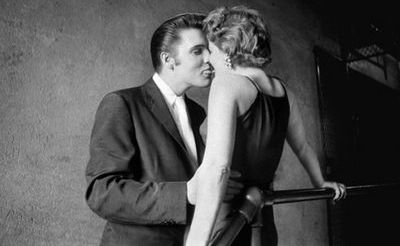 
	Afla cine este fata cu care se saruta Elvis Presley in celebra fotografie &quot;The Kiss!&quot;
