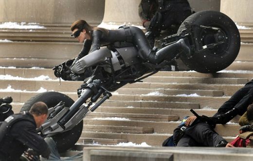 
	Accident spectaculos pe platourile de la The Dark Knight Rises: Catwoman a distrus o camera IMAX de jumatate de milion de dolari!
