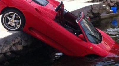 
	Rar vezi asa ceva! Asta e cel mai prost sofer din lume: cum a distrus un Ferrari de 120.000 euro!
