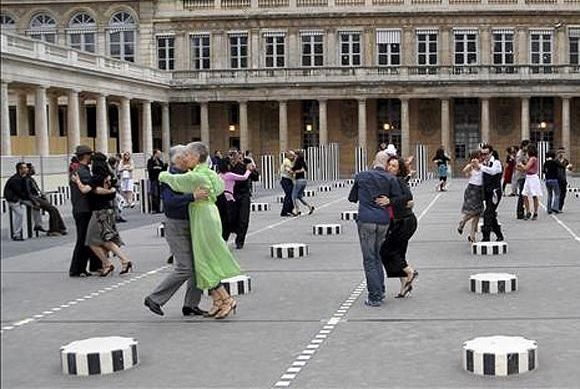 
	Vezi ce face furori la Paris!
