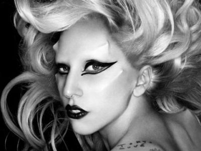 
	Lady Gaga canta topless la pian in promo-ul pentru MTV VMA!
