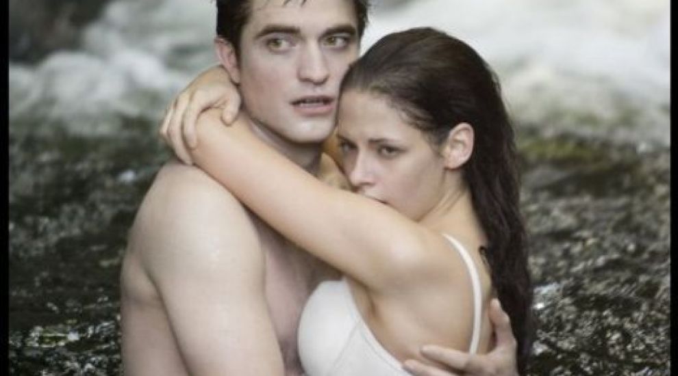 
	GALERIE FOTO Imagini noi din Twilight: Robert Pattinson pe jumatate gol si Kristen Stewart in sutien
