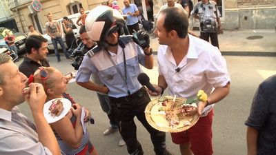 
	<span style="color:#f00;">Catalin Maruta</span>, luat la intrebari de politie sub balconul fostei doamne Dichiseanu. Uite ce s-a intamplat! VIDEO
