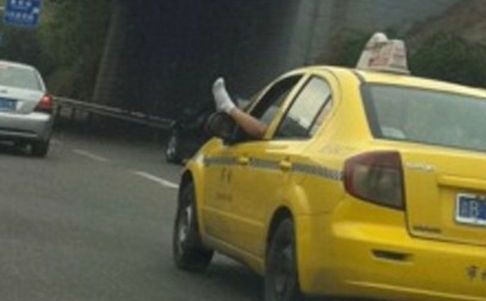 
	<span style="color:#f00;">Surpriza in trafic</span>. Un taximetrist, pozat in timp ce conducea cu un picior iesit pe geam
