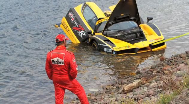 
	Un accident de&nbsp;de 1.5 milioane dolari!&nbsp;Vezi momentul cand un<span style="color:#f00;"> Ferrari Enzo</span>&nbsp;plonjeaza in Oceanul Atlantic
