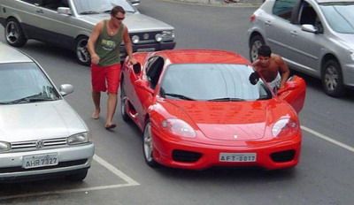 
	A ramas in pana cu Ferrari-ul apoi a &quot;reusit&quot; sa il loveasca :) FOTO
