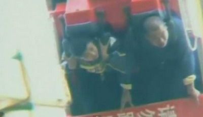 Au ramas blocati cu CAPUL IN JOS in cel mai inalt punct al unui roller coaster! VIDEO