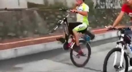 
	A ramas fara roata din fata a bicicletei, dar continua sa mearga! Vezi VIDEO
