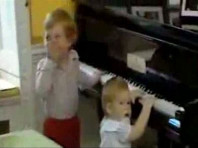 
	Imagini emotionante cu printii William si Harry, impreuna cu parintii lor. Uite cum cantau amandoi la pian!
