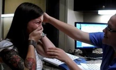 
	<span style="color:#b22222;">VIDEO EMOTIONANT. </span>O femeie nascuta surda isi aude vocea pentru prima data la 29 de ani! VIDEO
